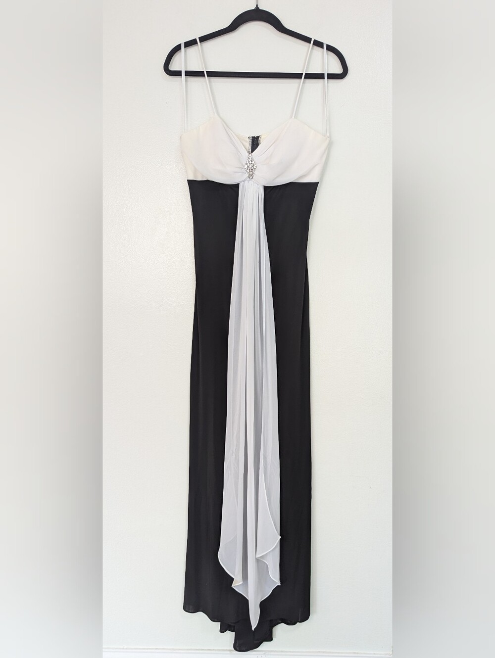 NWT Betsey & Adam Black White Rhinestone Chiffon Gown Size 10 RUNS SMALL!